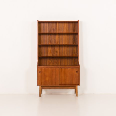 25323 Regał z drewna tekowego z przesuwanymi drzwiami dla Nexo, Bornholm, Dania, lata 1960-8 25323 Regał z drewna tekowego z przesuwanymi drzwiami dla Nexo, Bornholm, Dania, lata 1960-8