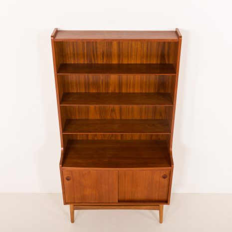 25323 Regał z drewna tekowego z przesuwanymi drzwiami Johannes Sorth dla Nexo, Bornholm, Dania, lata 1960-9 25323 Regał z drewna tekowego z przesuwanymi drzwiami Johannes Sorth dla Nexo, Bornholm, Dania, lata 1960-9
