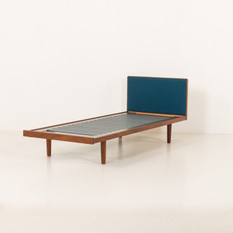 25274 Hans Wegner teak bed with upholstered headboard for Getama, Denamrk 1960-22 25274 Hans Wegner teak bed with upholstered headboard for Getama, Denamrk 1960-22