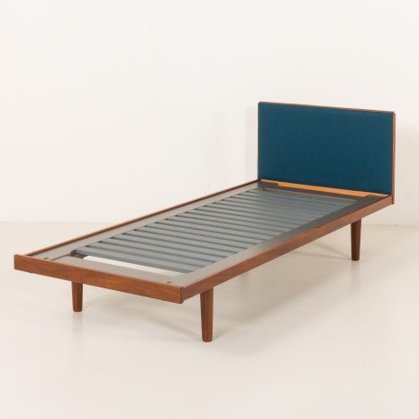 25274 Hans Wegner teak bed with upholstered headboard for Getama, Denamrk 1960-23 25274 Hans Wegner teak bed with upholstered headboard for Getama, Denamrk 1960-23