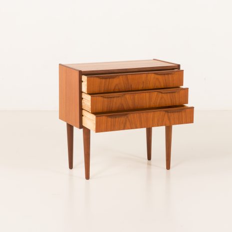 25275 Mała duńska komoda z drewna tekowego, lata 1960-3 25275 Mała duńska komoda z drewna tekowego, lata 1960-3