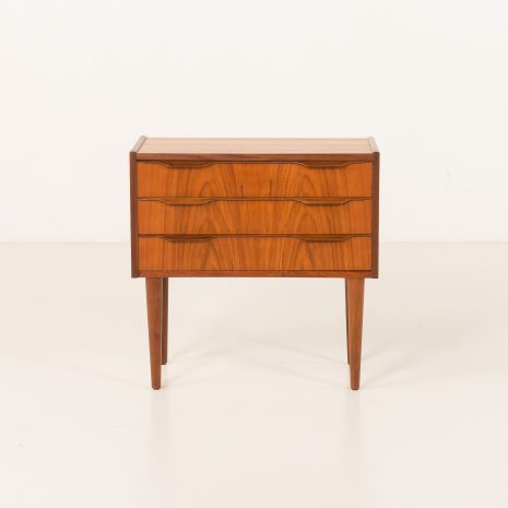 25275 Mała duńska komoda z drewna tekowego, lata 1960-9 25275 Mała duńska komoda z drewna tekowego, lata 1960-9