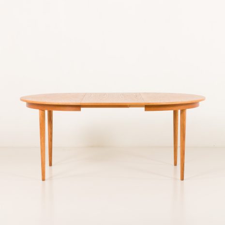 25351 Duński okrągły stół dębowy z połowy wieku z jednym dodatkowym liściem, lata 1960-4 25351 Duński okrągły stół dębowy z połowy wieku z jednym dodatkowym liściem, lata 1960-4