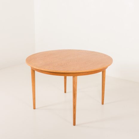 25351 Duński okrągły stół dębowy z połowy wieku z jednym dodatkowym liściem, lata 1960-6 25351 Duński okrągły stół dębowy z połowy wieku z jednym dodatkowym liściem, lata 1960-6