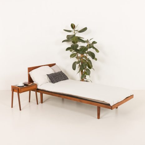 Łóżko tekowe Hansa Wegnera dla Getama, lata 60. 