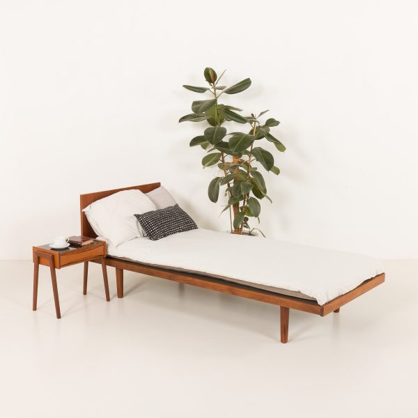Łóżko tekowe Hansa Wegnera dla Getama, lata 60. 