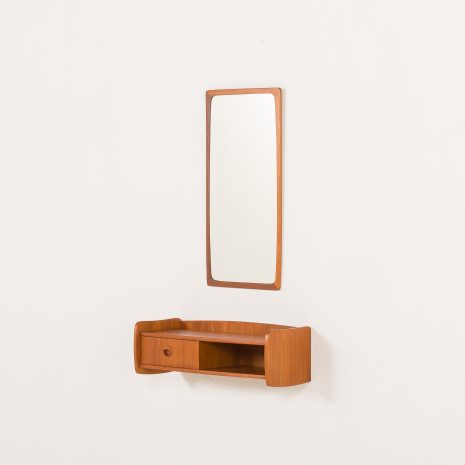 25394 Skandynawskie lustro z drewna tekowego z konsolą, połowa XX wieku, lata 60. 25394 Skandynawskie lustro z drewna tekowego z konsolą, połowa XX wieku, lata 60.