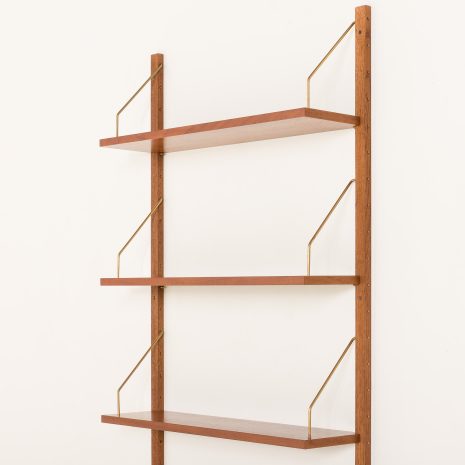 25431 Duńska półka z drewna tekowego z biurkiem, połowa XX wieku, lata 70. 25431 Duńska półka z drewna tekowego z biurkiem, połowa XX wieku, lata 70.