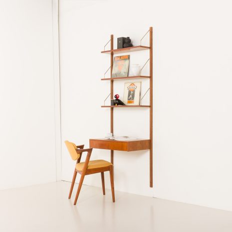 25431 Duńska półka z drewna tekowego z biurkiem, połowa XX wieku, lata 70. 25431 Duńska półka z drewna tekowego z biurkiem, połowa XX wieku, lata 70.