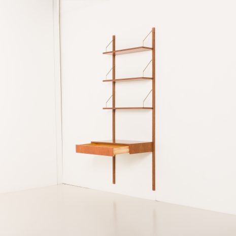 25431 Duńska półka z drewna tekowego z biurkiem, połowa XX wieku, lata 70. 25431 Duńska półka z drewna tekowego z biurkiem, połowa XX wieku, lata 70.