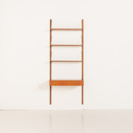 25431 Duńska półka z drewna tekowego z biurkiem, połowa XX wieku, lata 70. 25431 Duńska półka z drewna tekowego z biurkiem, połowa XX wieku, lata 70.