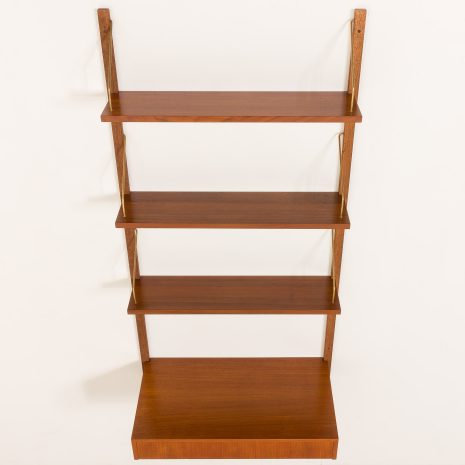 25431 Duńska półka z drewna tekowego z biurkiem, połowa XX wieku, lata 70. 25431 Duńska półka z drewna tekowego z biurkiem, połowa XX wieku, lata 70.