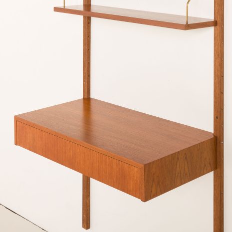 25431 Duńska półka z drewna tekowego z biurkiem, połowa XX wieku, lata 70. 25431 Duńska półka z drewna tekowego z biurkiem, połowa XX wieku, lata 70.