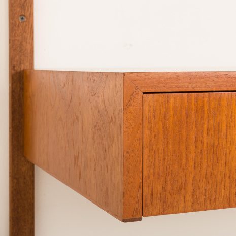 25431 Duńska półka z drewna tekowego z biurkiem, połowa XX wieku, lata 70. 25431 Duńska półka z drewna tekowego z biurkiem, połowa XX wieku, lata 70.