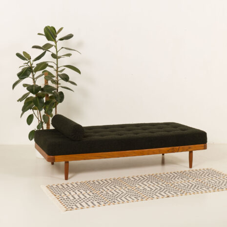 25531 Danish teak daybed in thick boucle fabric, 1960s-1 lit de jour
