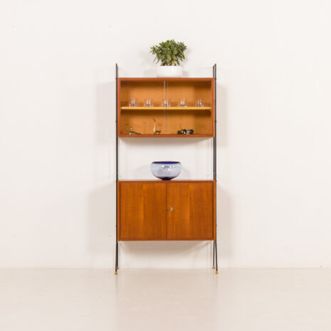 25330 Włoska wolnostojąca szafka wisząca z połowy wieku z witryną, lata 60. 25330 Włoska wolnostojąca szafka wisząca z połowy wieku z witryną, lata 60.