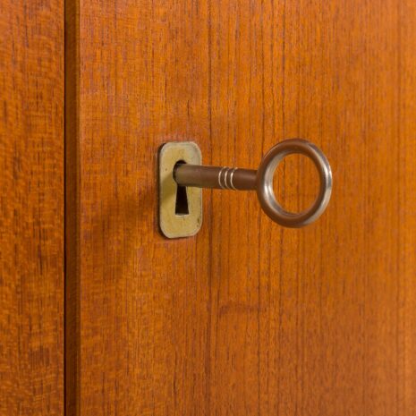 25330 Włoska wolnostojąca szafka wisząca z połowy wieku z witryną, lata 60. 25330 Włoska wolnostojąca szafka wisząca z połowy wieku z witryną, lata 60.