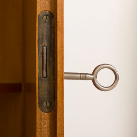 25330 Włoska wolnostojąca szafka wisząca z połowy wieku z witryną, lata 60. 25330 Włoska wolnostojąca szafka wisząca z połowy wieku z witryną, lata 60.