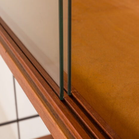 25330 Włoska wolnostojąca szafka wisząca z połowy wieku z witryną, lata 60. 25330 Włoska wolnostojąca szafka wisząca z połowy wieku z witryną, lata 60.