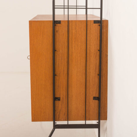 25330 Włoska wolnostojąca szafka wisząca z połowy wieku z witryną, lata 60. 25330 Włoska wolnostojąca szafka wisząca z połowy wieku z witryną, lata 60.