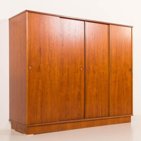 25533 Danish mid century teak wardrobe by Laurbjerg Mobelfabrik, 1970s-17 25533 Danish mid century teak wardrobe by Laurbjerg Mobelfabrik, 1970s-17