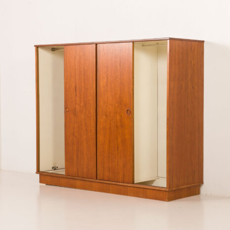 25533 Danish mid century teak wardrobe by Laurbjerg Mobelfabrik, 1970s-4 25533 Danish mid century teak wardrobe by Laurbjerg Mobelfabrik, 1970s-4