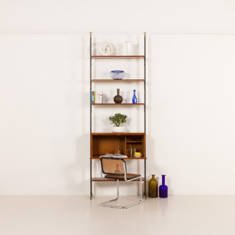 Włoski, sięgający od podłogi do sufitu, vintage regał z biurkiem lub barkiem, lata 60. Włoski, sięgający od podłogi do sufitu, vintage regał z biurkiem lub barkiem, lata 60.