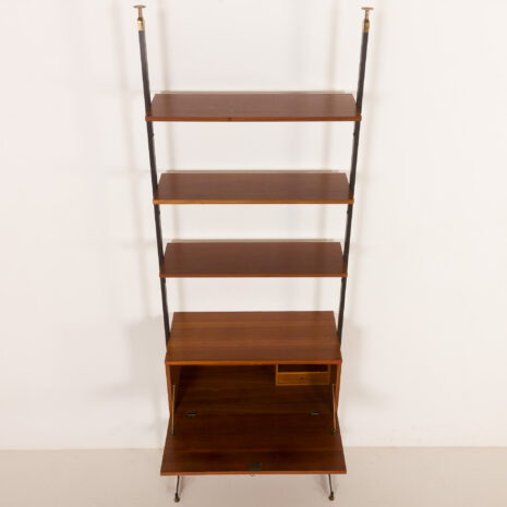 Włoski, sięgający od podłogi do sufitu, vintage regał z biurkiem lub barkiem, lata 60. Włoski, sięgający od podłogi do sufitu, vintage regał z biurkiem lub barkiem, lata 60.