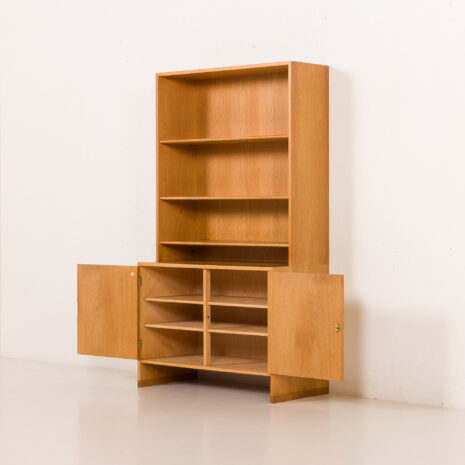 26044 Hans Wegner mid century oak bookcase, RY Mobler, 1960s -4 26044 Hans Wegner mid century oak bookcase, RY Mobler, 1960s -4